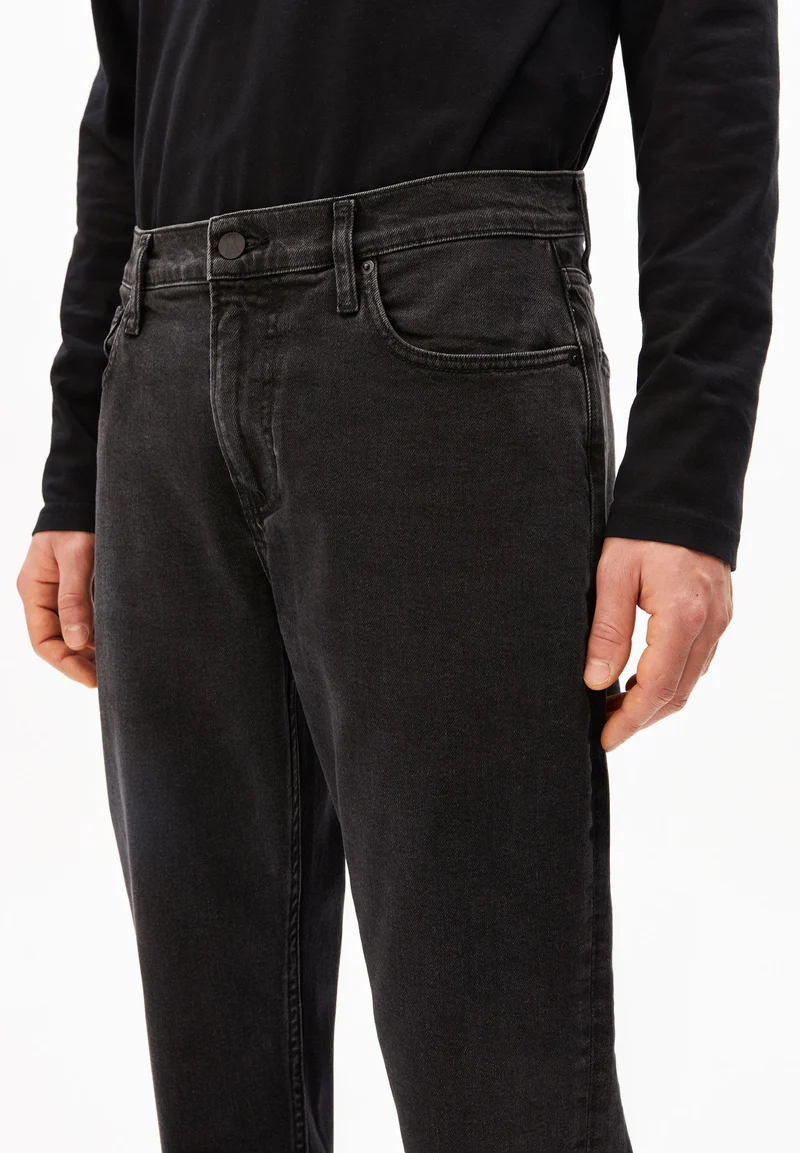 AARJO TARPA TAPERED JEANS | black washed authentic