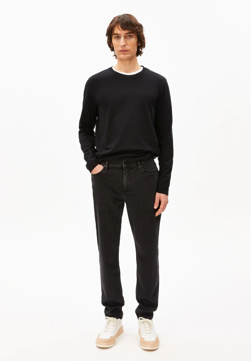 AARJO TARPA TAPERED JEANS | black washed authentic