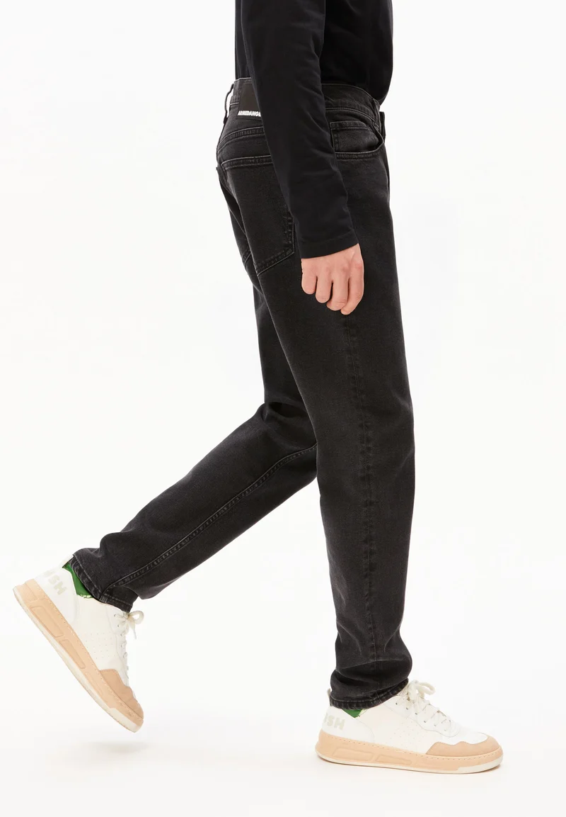 AARJO TARPA TAPERED JEANS | black washed authentic