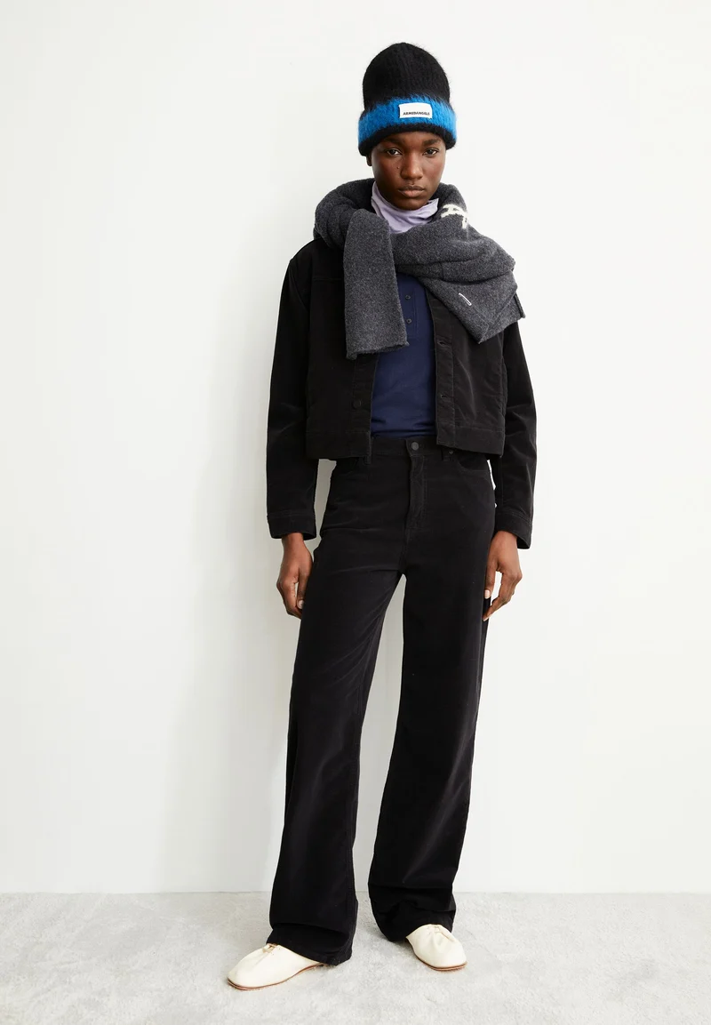 ENIJAA VELVET | black