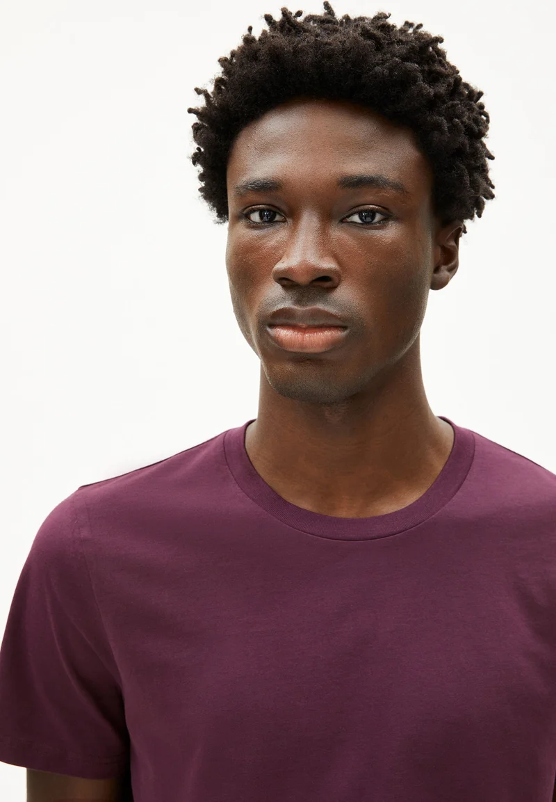 JAAMES T-SHIRT | dark cranberry