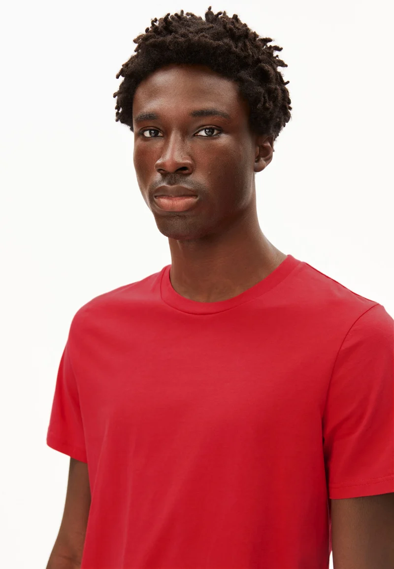 JAAMES T-SHIRT | scarlet red