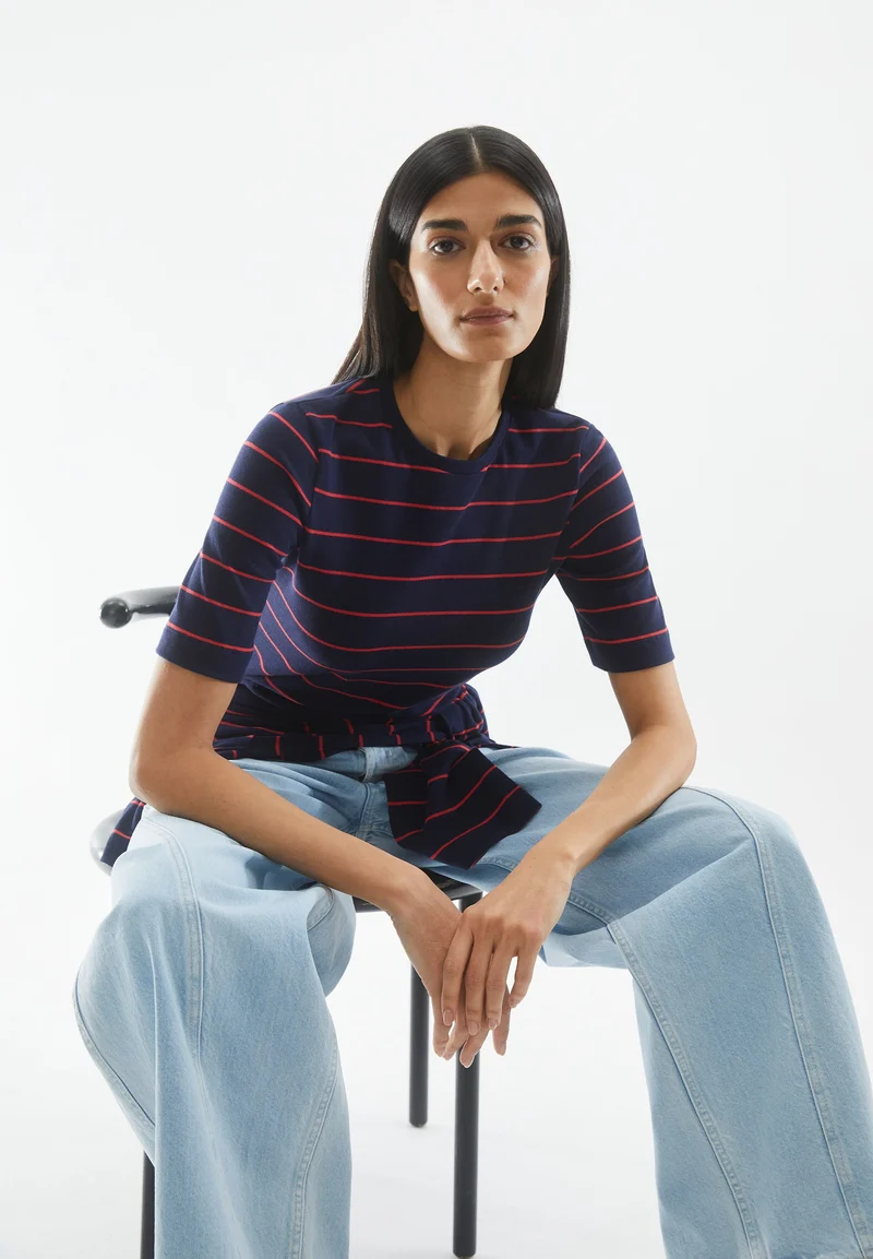 JAANISARA GESTREIFTES T-SHIRT | tinted navy-candy apple