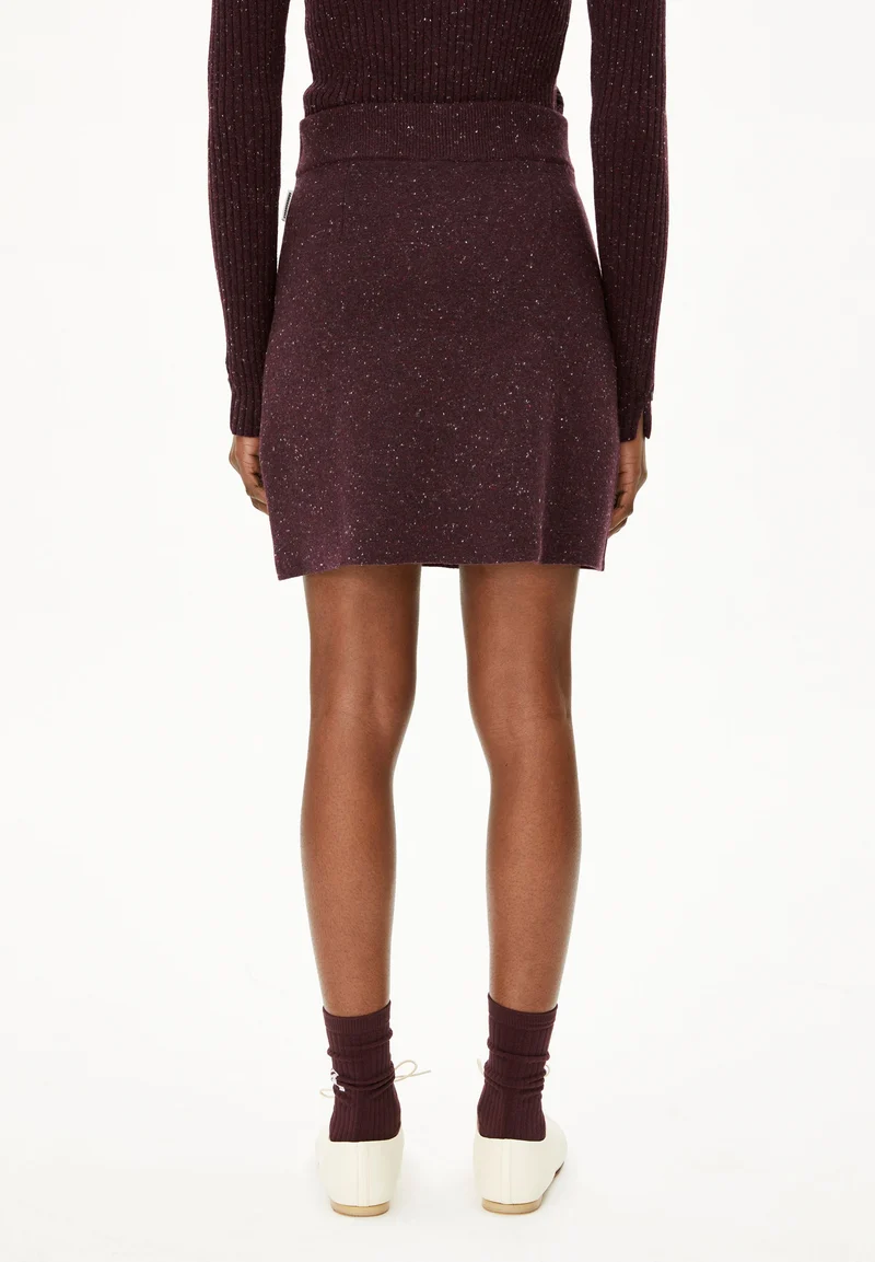 DARLAA TWEED | dark cranberry