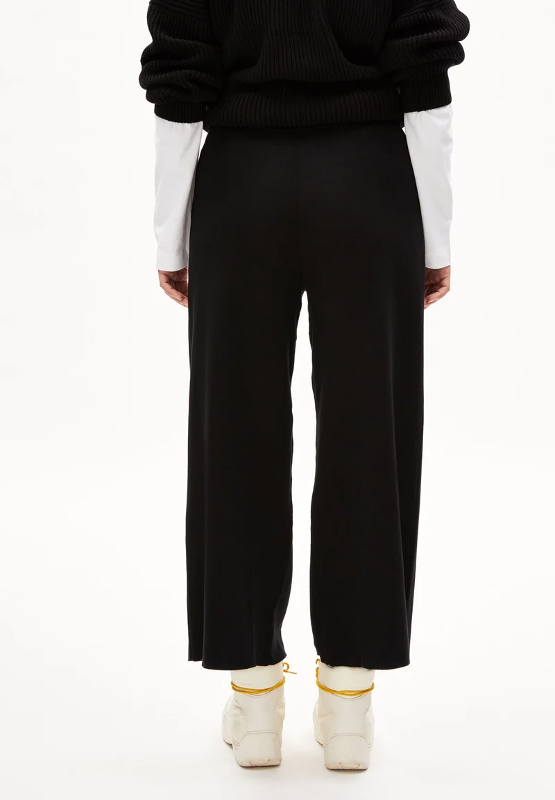 APAANIA | black