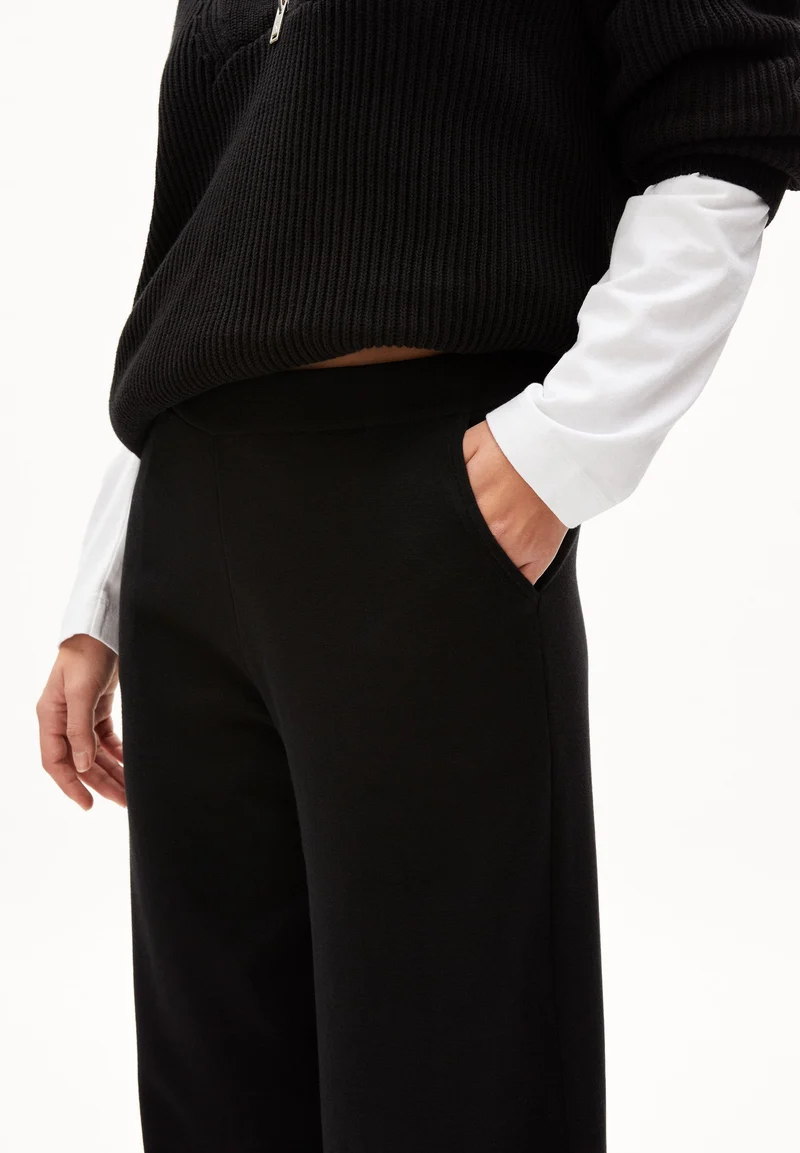 APAANIA | black