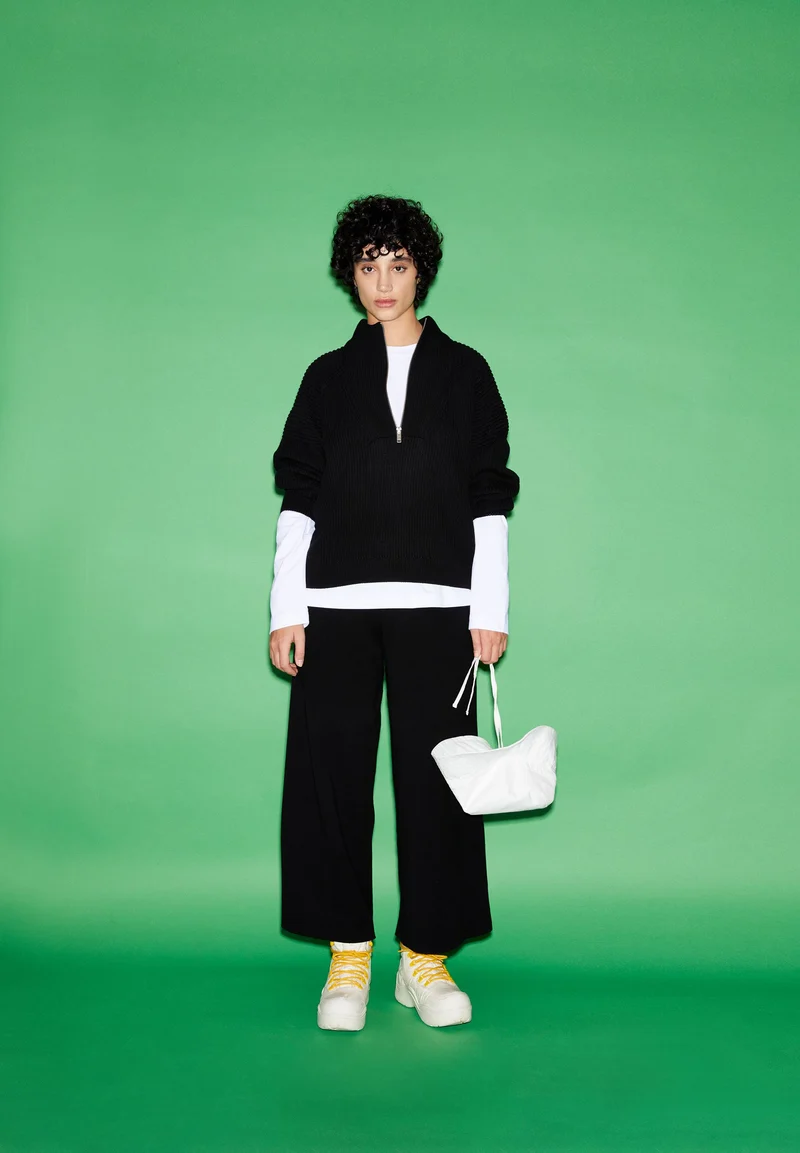APAANIA | black
