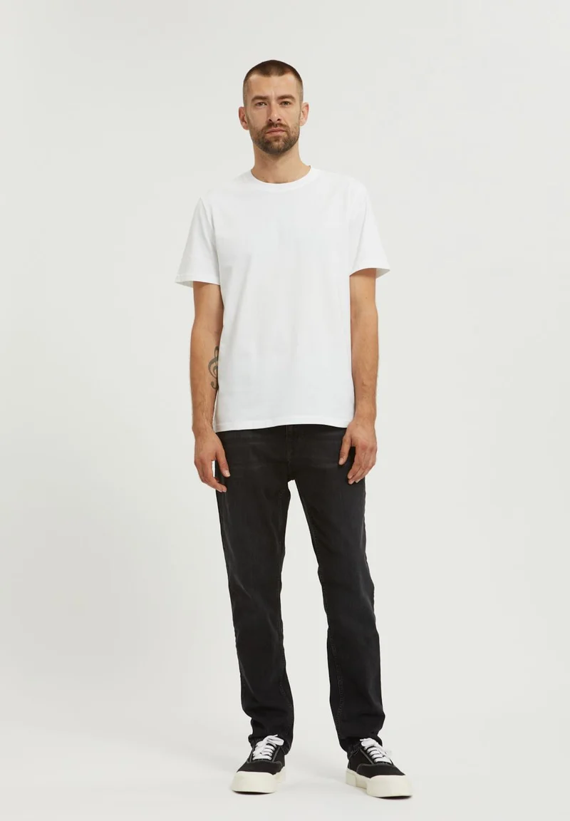 AADO VIEW | white