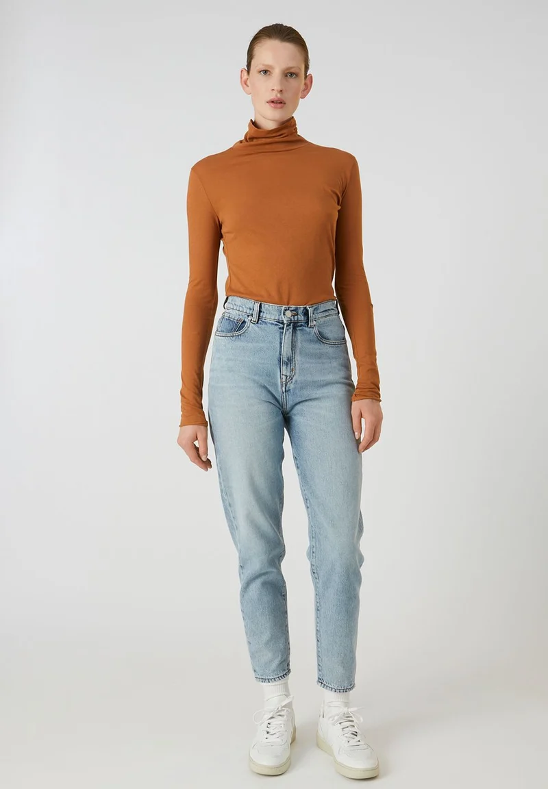 MALANAA | maroon