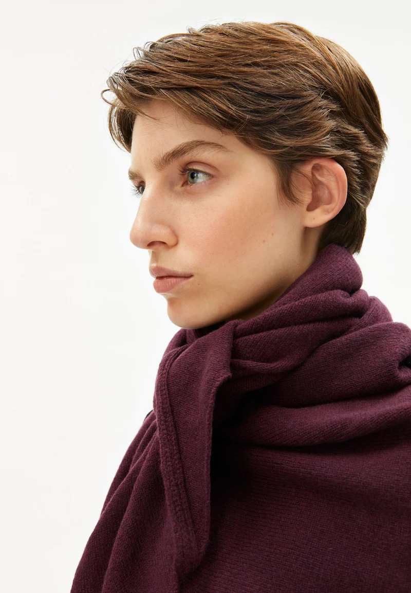 BRYANAA TRIANGLE SCARF | dark cranberry