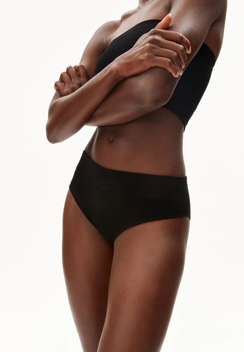 PANTAA SEAMAALA SLIP | black
