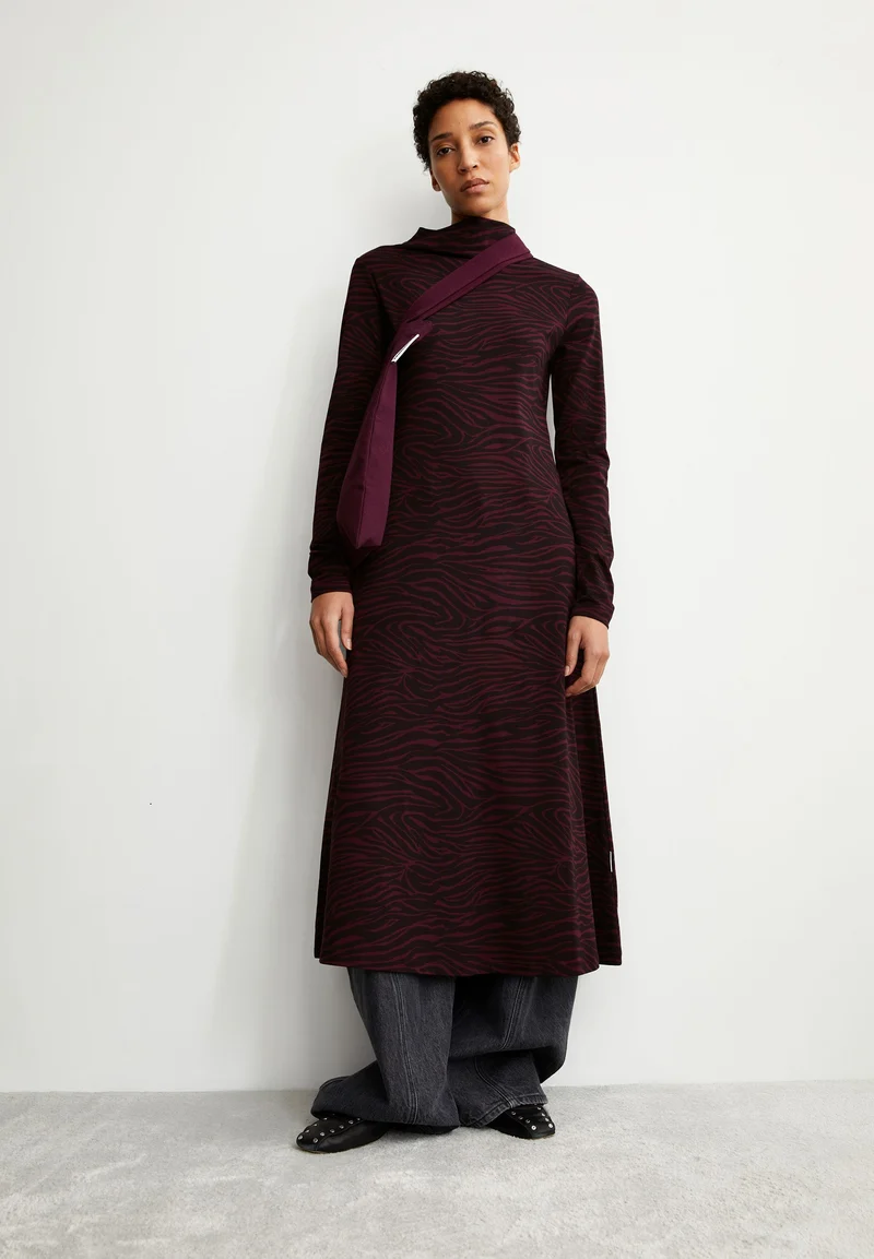 DAILIMAA ZEBRARAA KLEID | dark cranberry