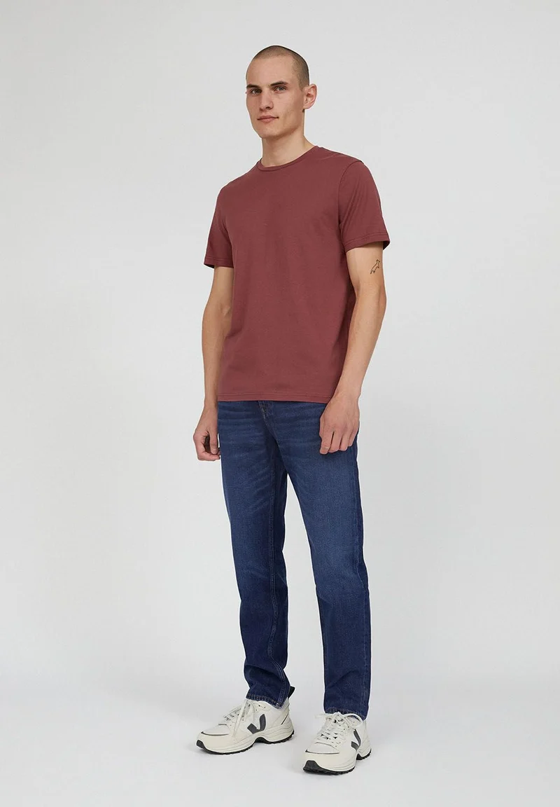 JAAMES T-SHIRT | sable red
