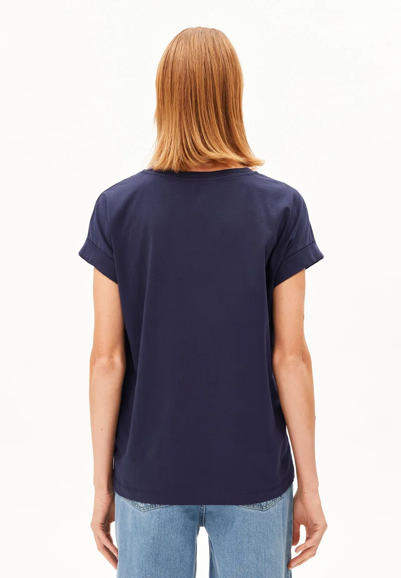 IDAARA T-SHIRT | tinted navy