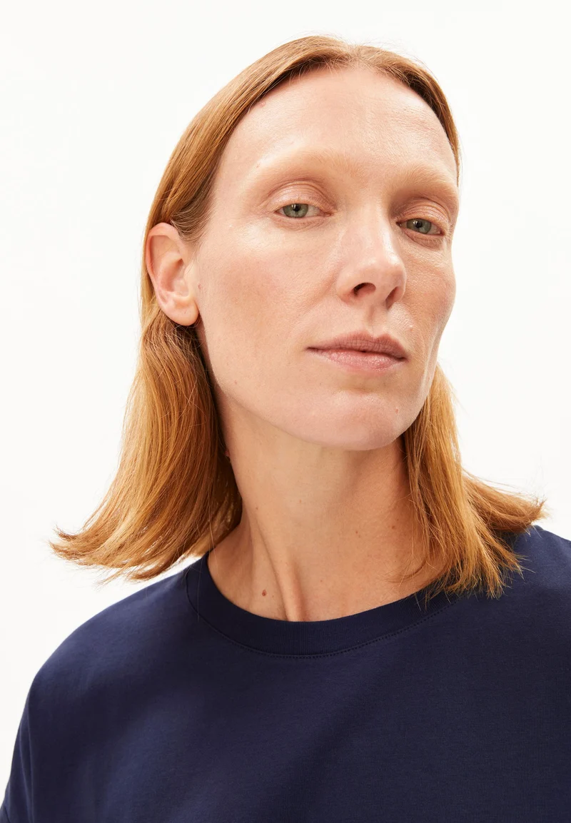IDAARA T-SHIRT | tinted navy