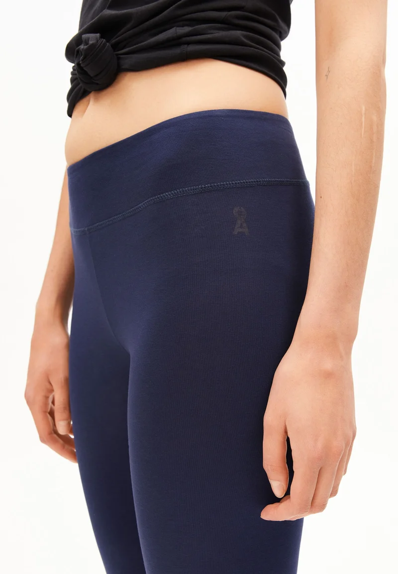 FARIBAA | tinted navy