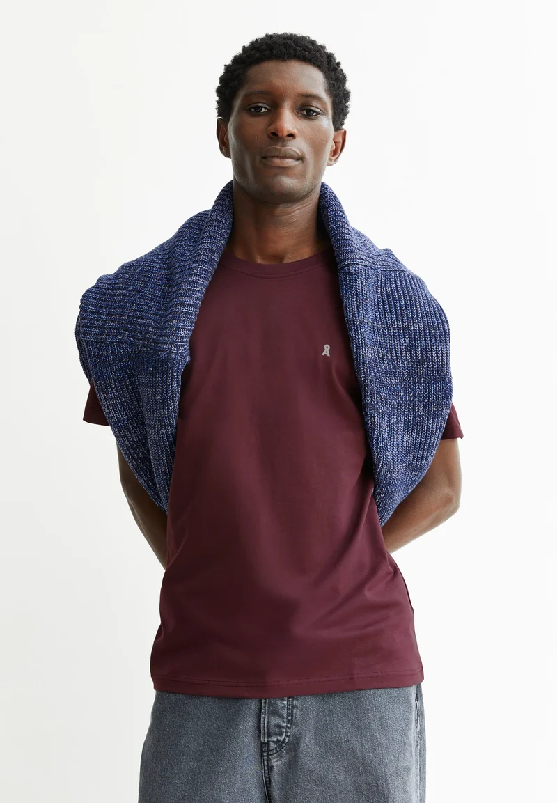 LAARON T-SHIRT | dark cranberry
