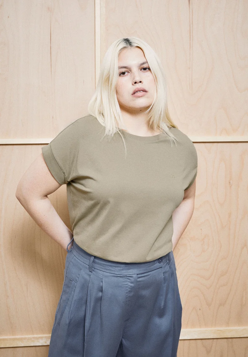 IDAARA T-SHIRT | light sage
