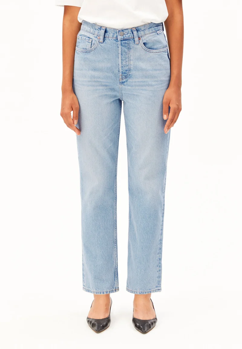 AAIKALA HIGH WAIST STRAIGHT JEANS | andromedar
