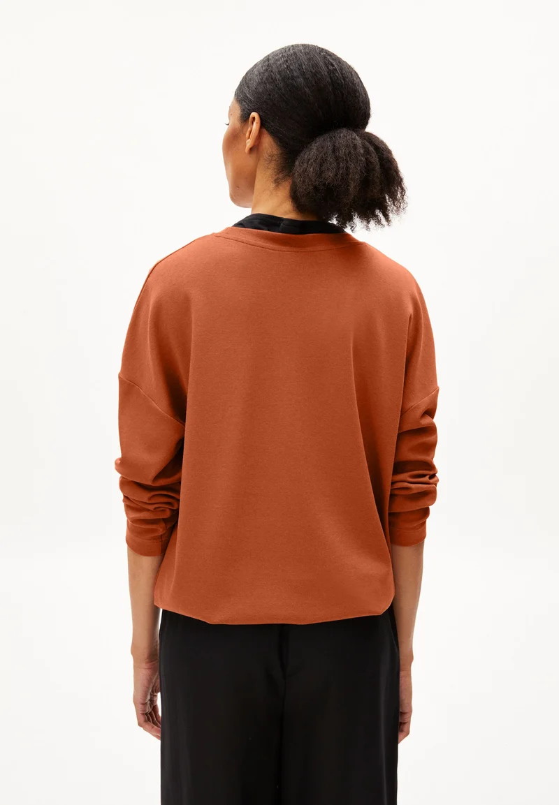 MAAILAA | reddish brown