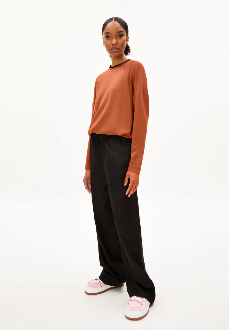 MAAILAA | reddish brown