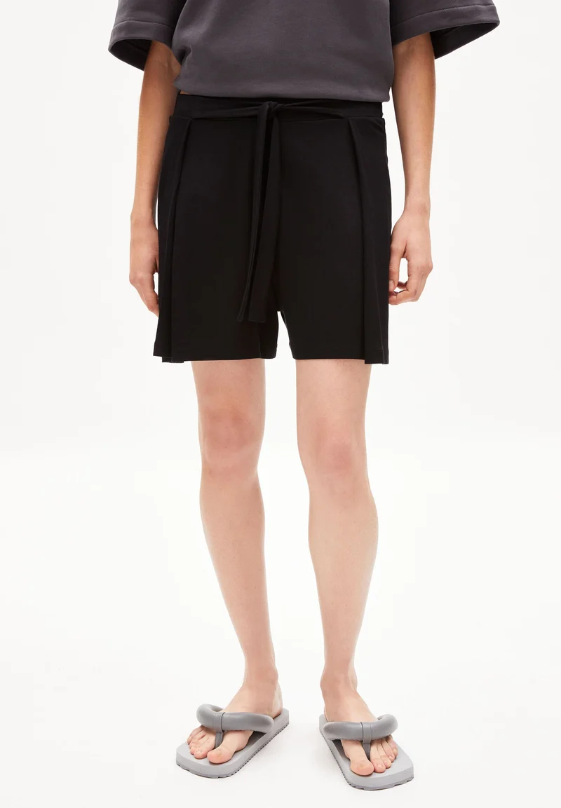 KAARO LI | black