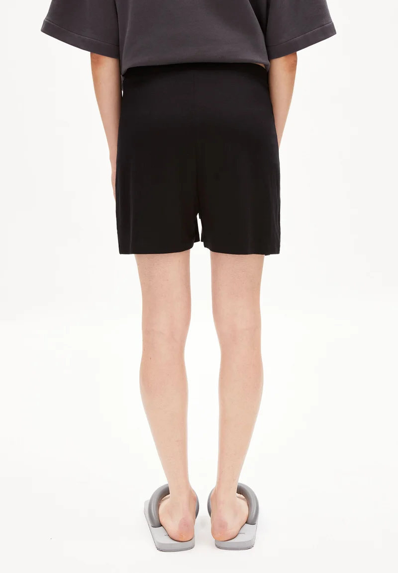 KAARO LI | black
