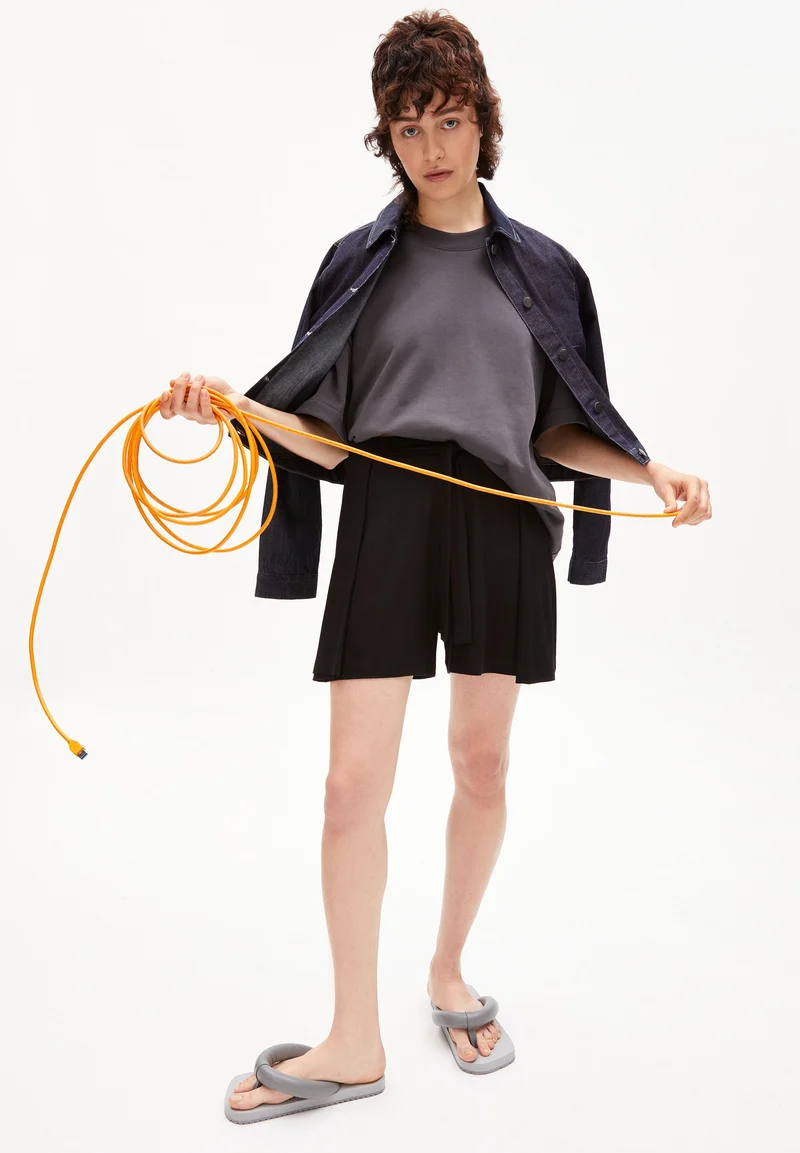 KAARO LI | black