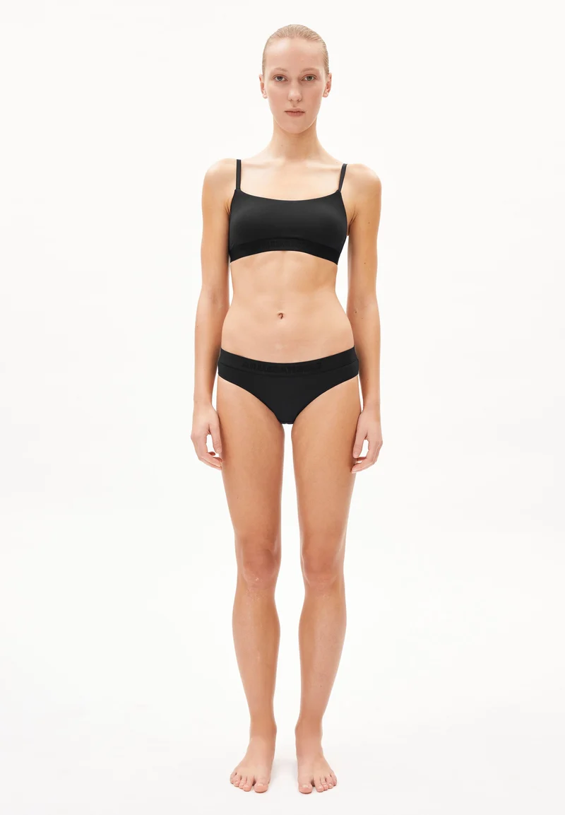 TRINAA SLIP | black