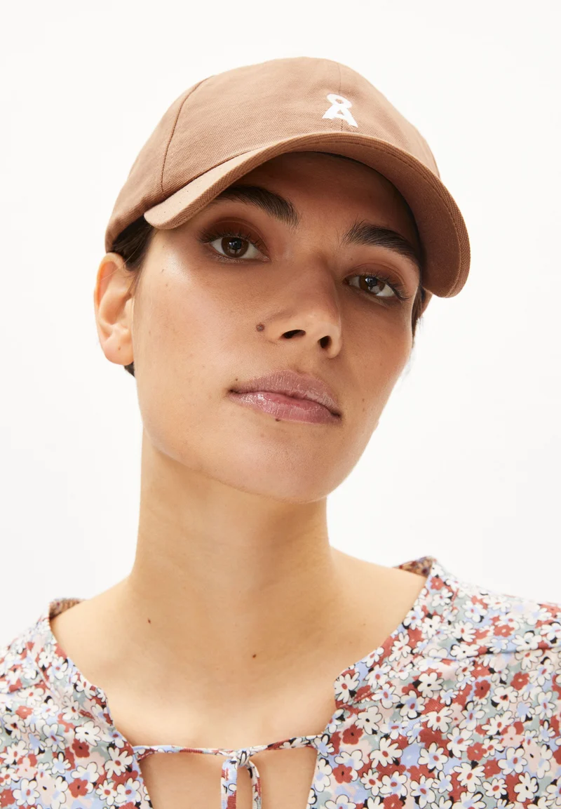 YENAAS BOLD KAPPE | aged timber