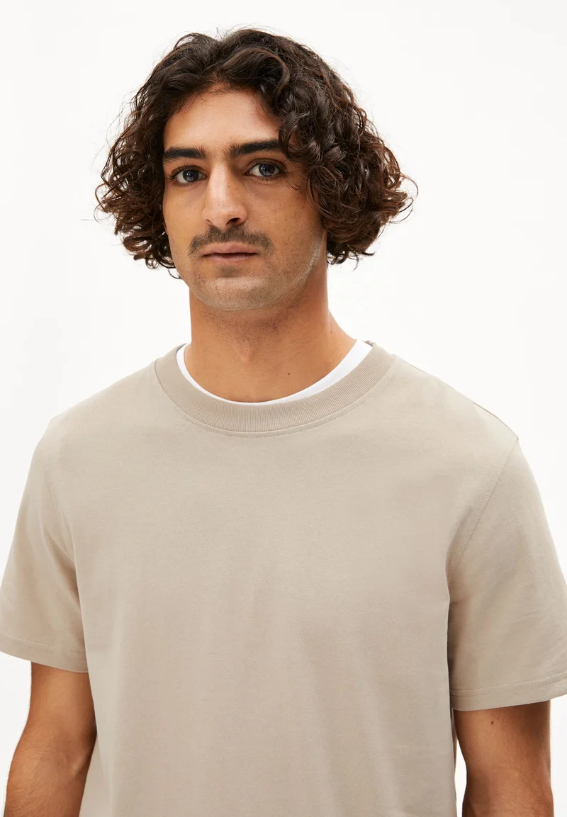 MAARKOS T-SHIRT | sandstone