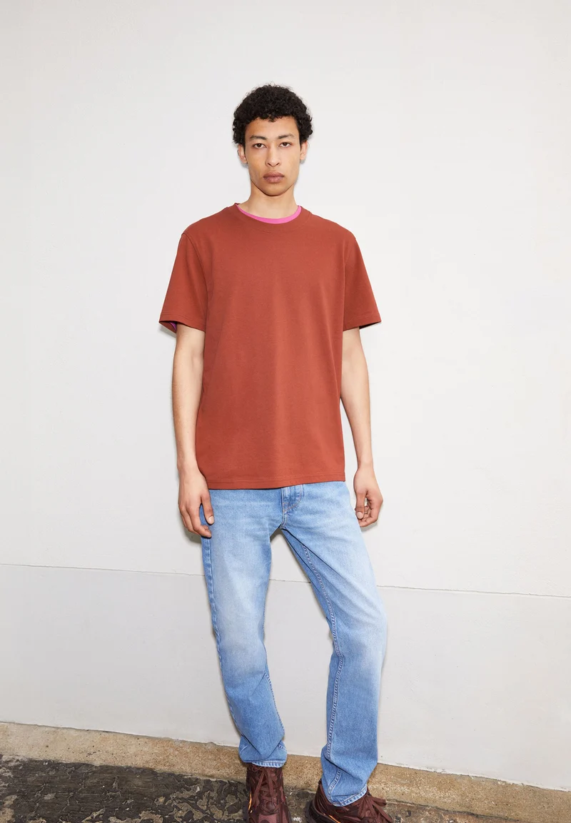 MAARKOS T-SHIRT | dark amber