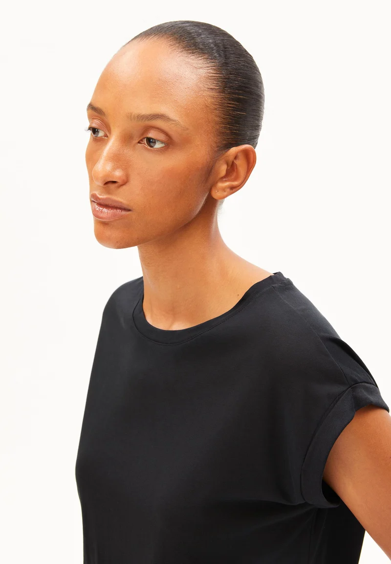 JILAANA T-SHIRT | black