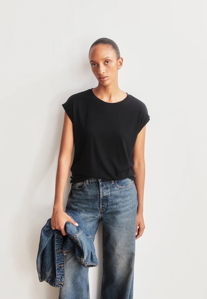 JILAANA T-SHIRT | black
