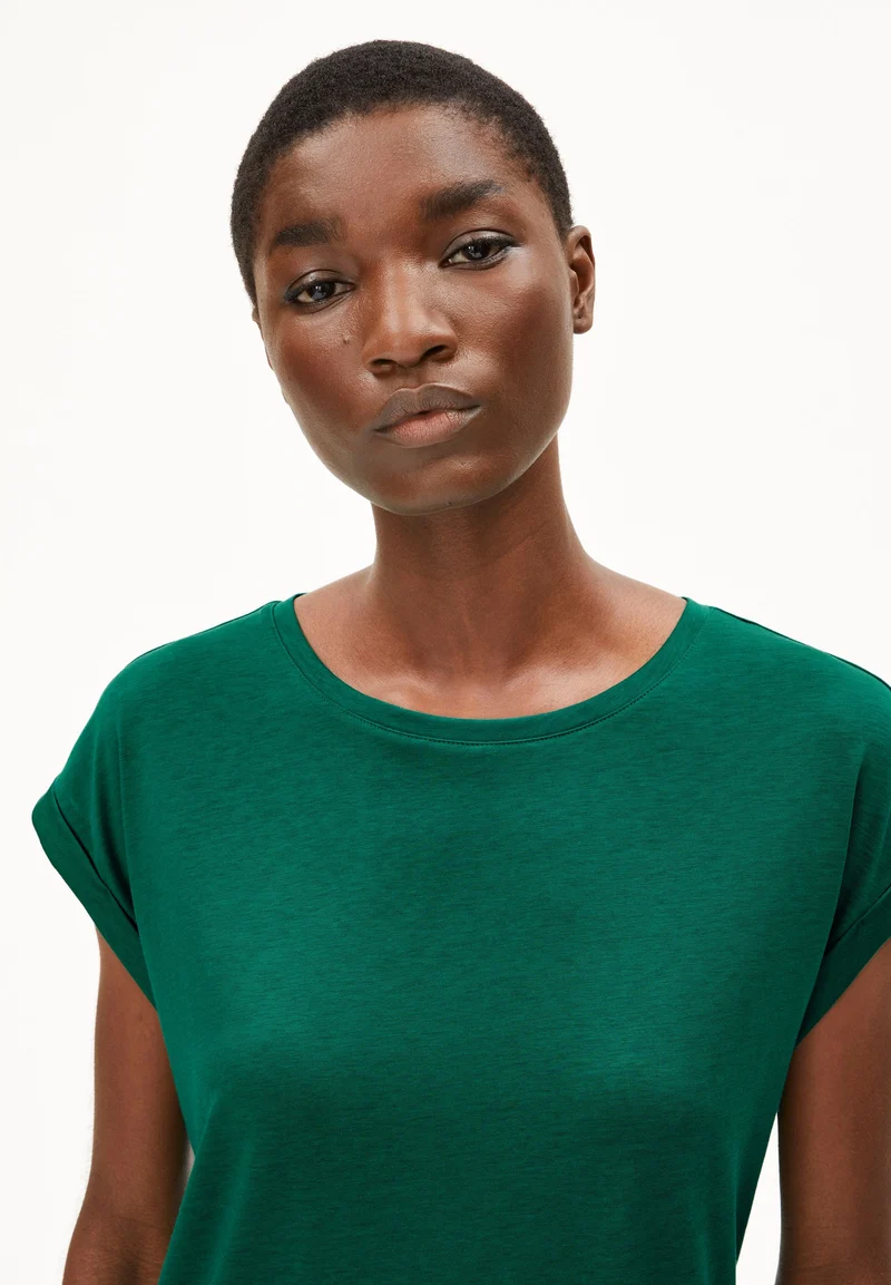 JILAANA T-SHIRT | emerald green