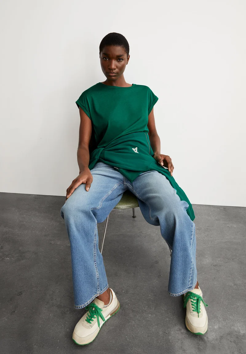 JILAANA T-SHIRT | emerald green