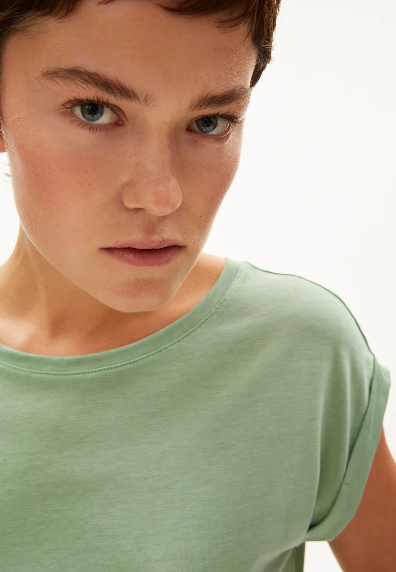 JILAANA T-SHIRT | smith green