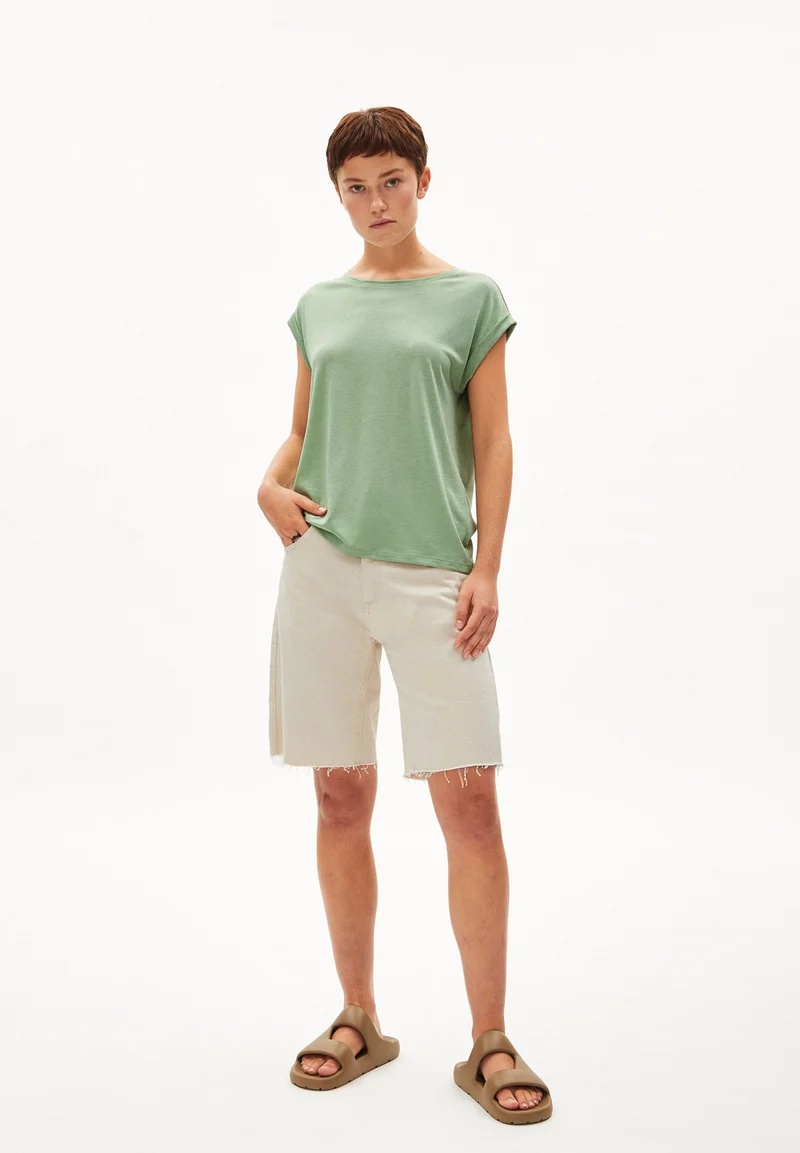 JILAANA T-SHIRT | smith green