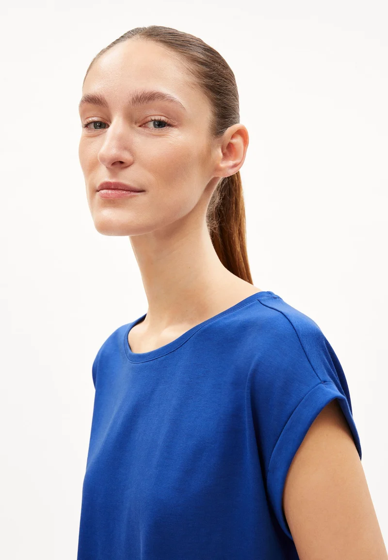 JILAANA T-SHIRT | dynamo blue
