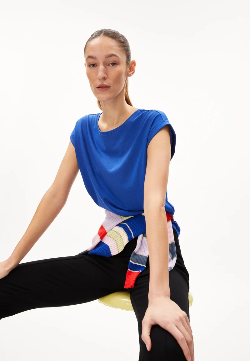 JILAANA T-SHIRT | dynamo blue