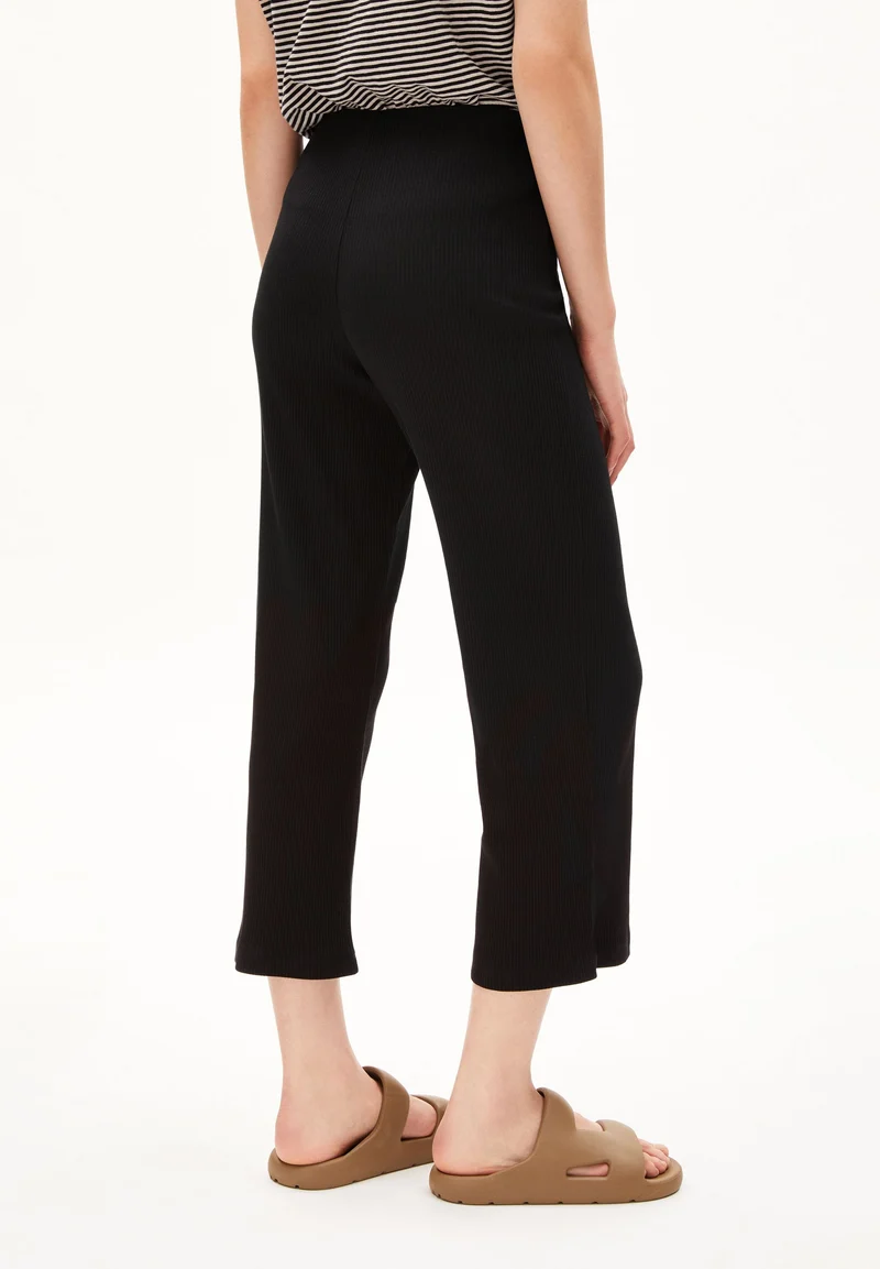 NIAAN | black