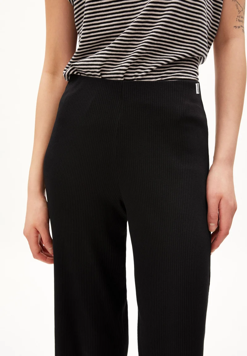 NIAAN | black