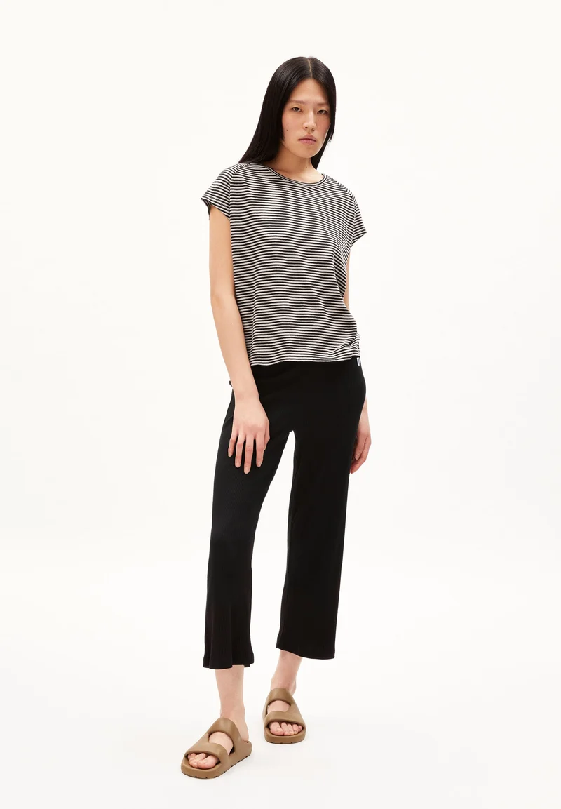 NIAAN | black