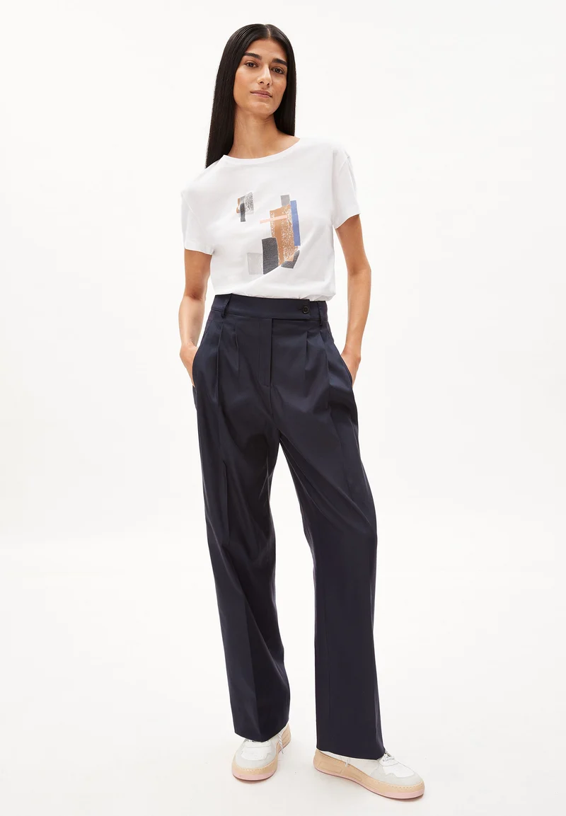 NELAA SQUARES | white