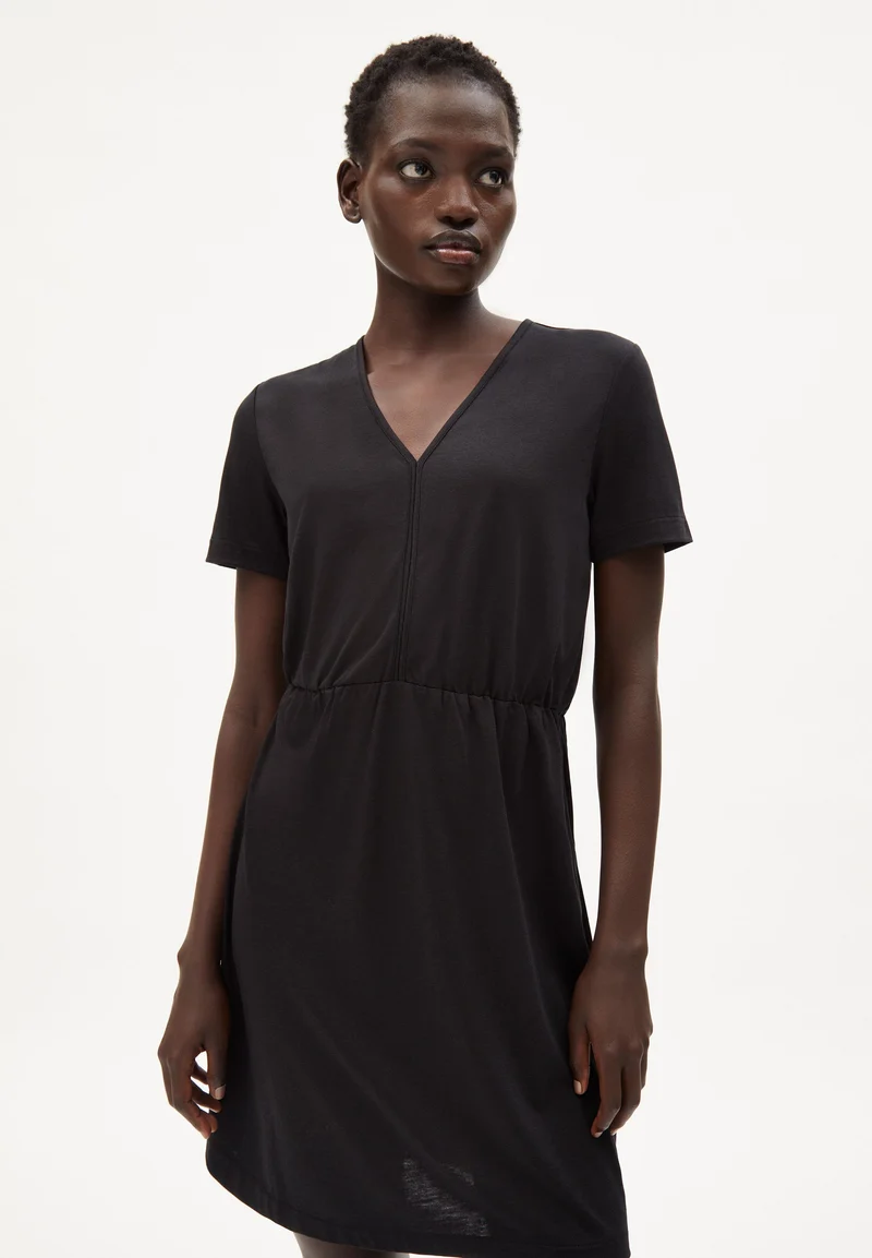 LAVIAA | black