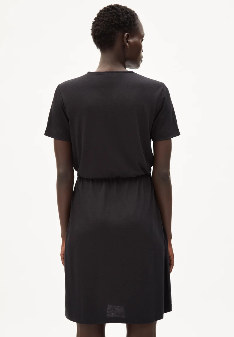 LAVIAA | black