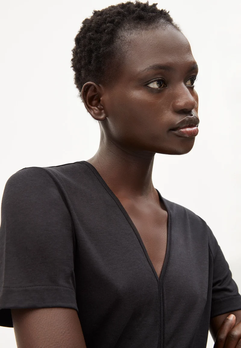 LAVIAA | black