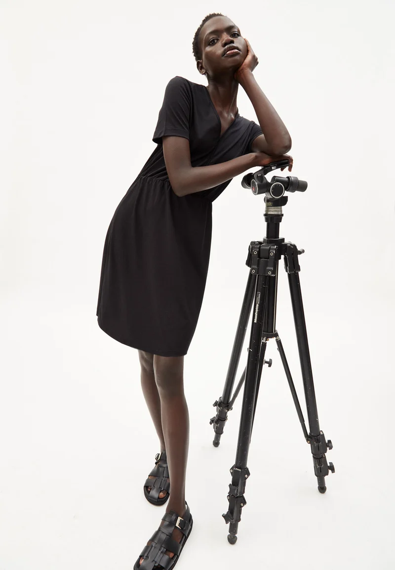 LAVIAA | black