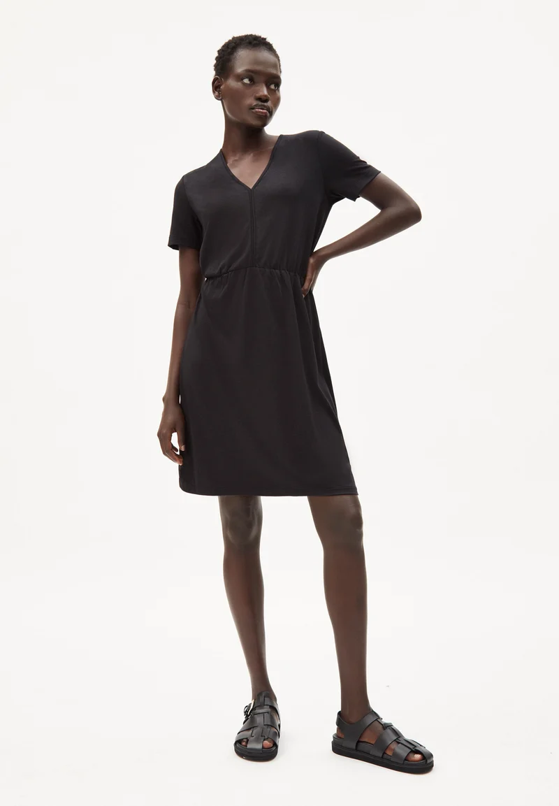 LAVIAA | black