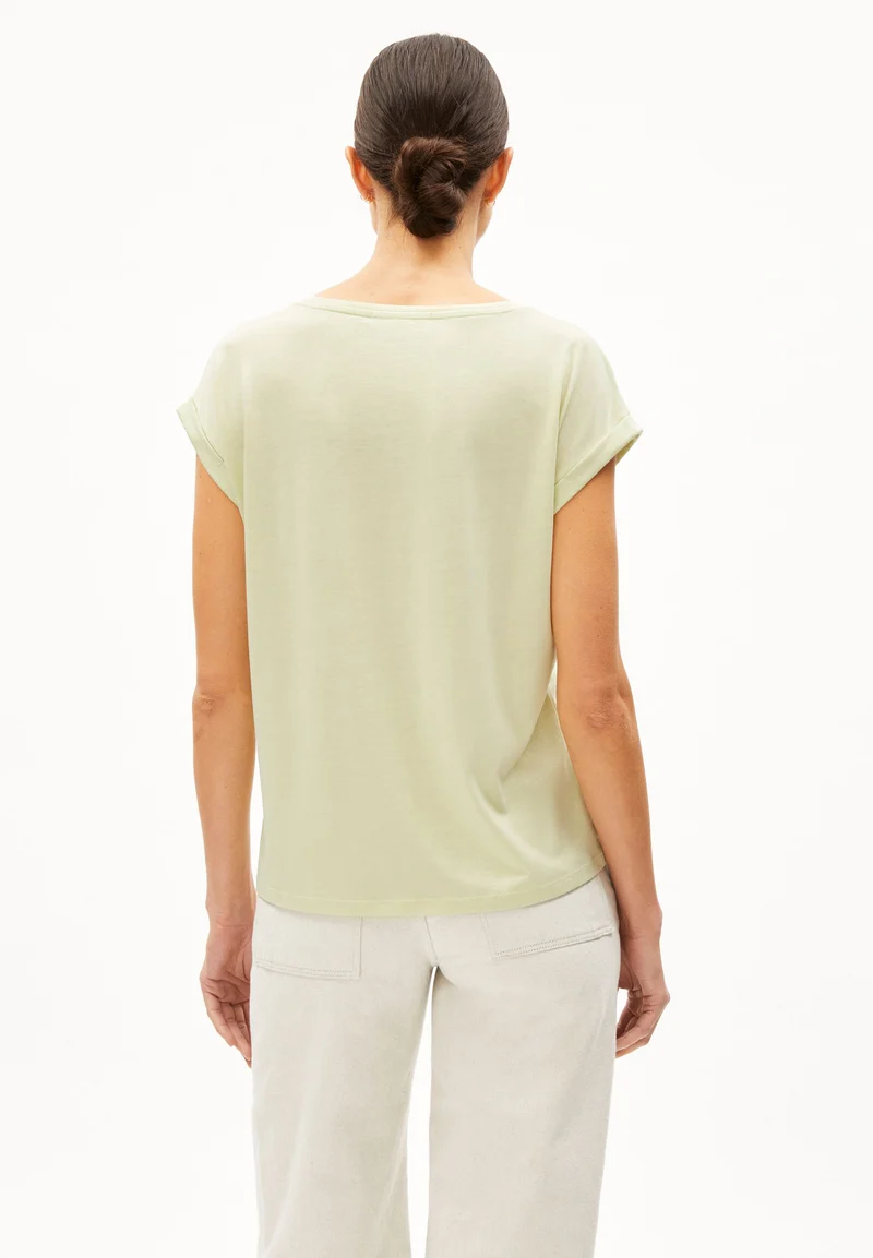 JILAANA T-SHIRT | pastel green